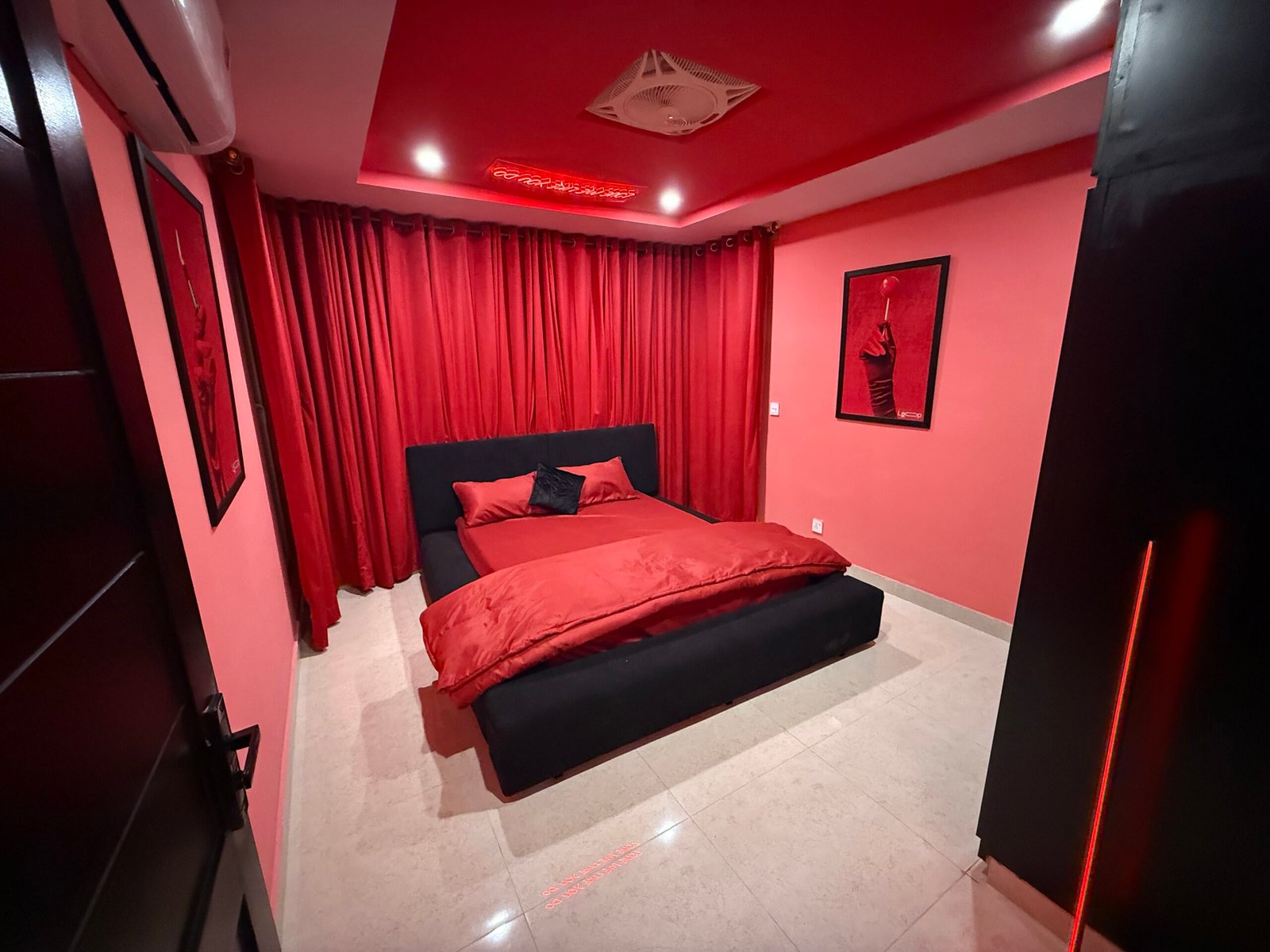 karvaan lodges red velvet Bedroom