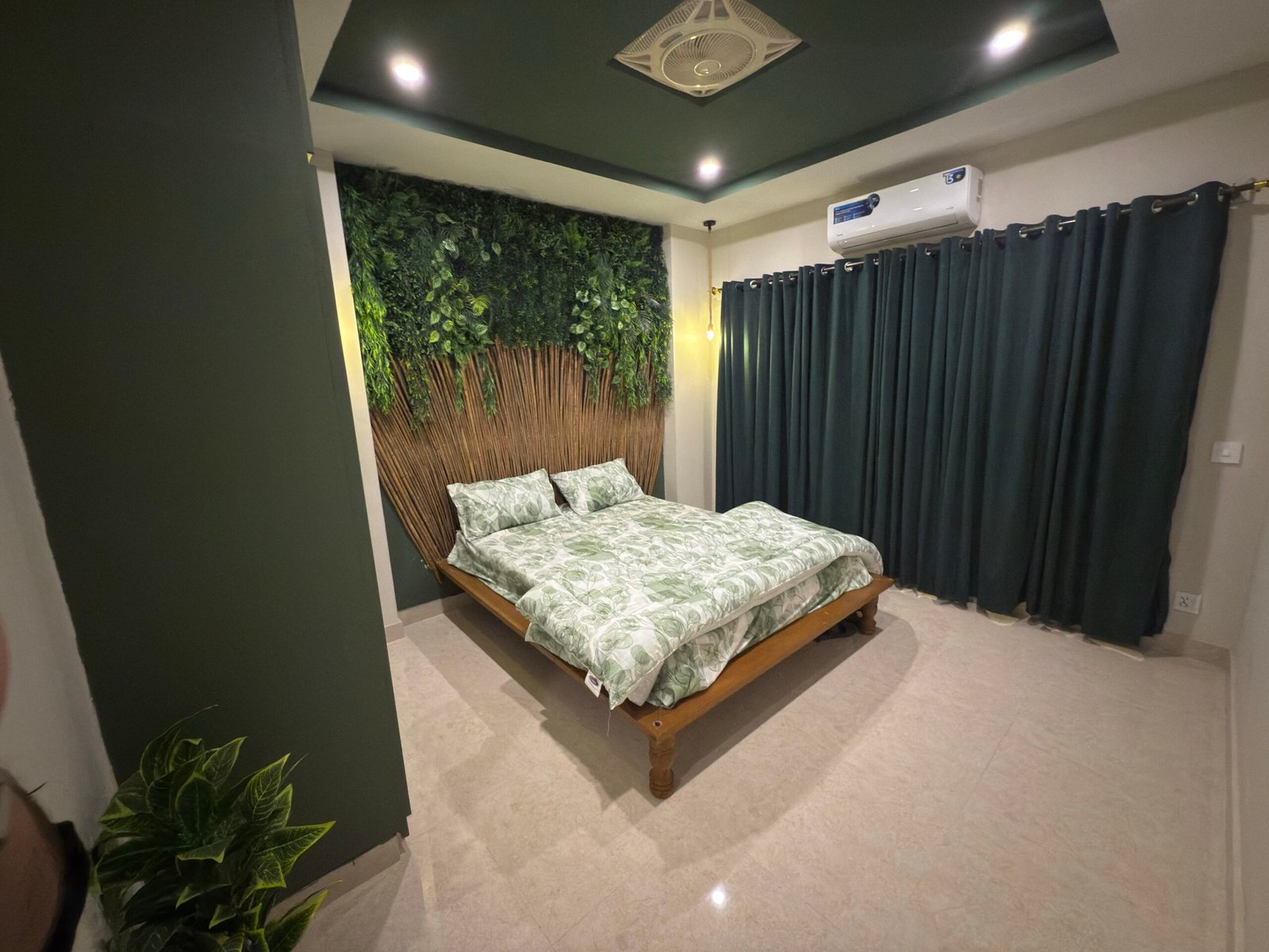 karvaan lodges tropical palm room